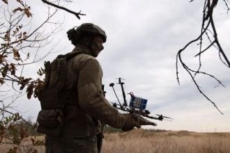 Ukrajinski vojnici upravljaju FPV dronovima blizu bojišnice u Zaporiškoj oblasti, 25. rujna 2025., tijekom ruske invazije.