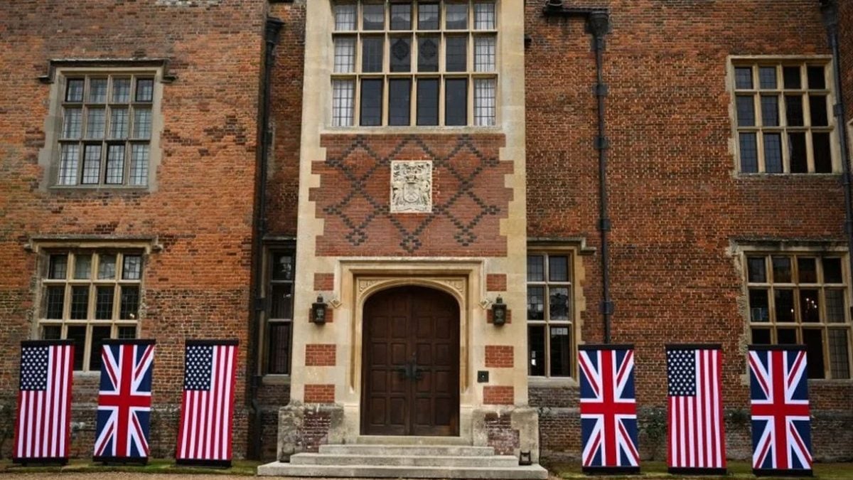 Američka i britanska zastava ispred rezidencije Chequers uoči sastanka Donalda Trumpa i Keira Starmera, 18. rujna 2025.