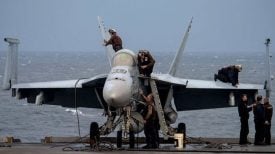 Časnici američke mornarice peru borbeni avion F/A-18E Super Hornet na palubi nosača zrakoplova USS Ronald Reagan u vodama istočno od Korejskog poluotoka, 18. listopada 2017. godine.