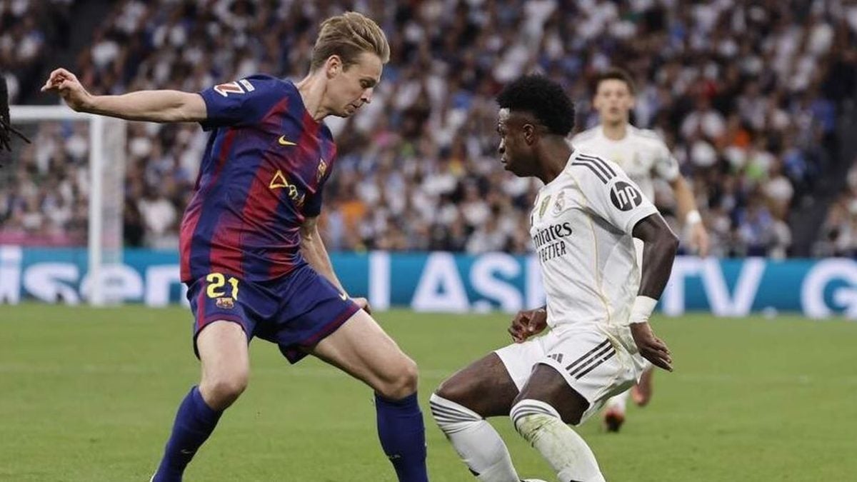 Vinícius Jr. iz Real Madrida u duelu s Frenkiejem de Jongom iz Barcelone tijekom utakmice LaLige u Madridu.