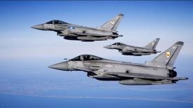 Britanski lovci Eurofighter iznad Sjevernog mora tijekom NATO-ove vježbe Ramstein, nakon dopune goriva iz MRTT zrakoplova iz baze Eindhoven