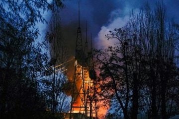 Dalekovod u plamenu nakon ruskog napada na ukrajinsku energetsku infrastrukturu.