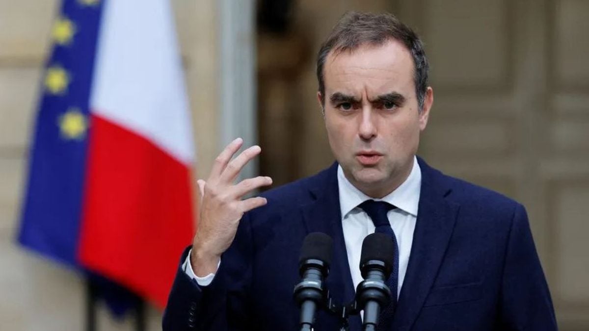 Francuski premijer Sébastien Lecornu daje izjavu u dvorištu hotela Matignon nakon razgovora s političkim čelnicima u Parizu, listopad 2025.
