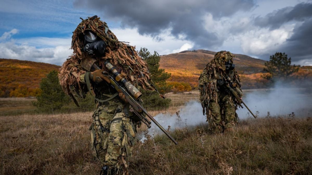 Pripadnici Zapovjedništva specijalnih snaga tijekom snajperske obuke pripadnika Oružanih snaga Republike Hrvatske na terenskom poligonu.