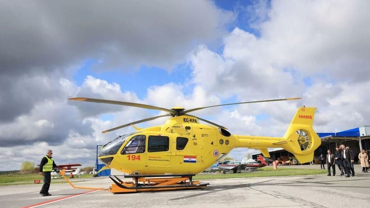 Osijek, 24. ožujka 2024. – Ministar zdravstva Vili Beroš na predstavljanju osječke Helikopterske hitne medicinske službe (HHMS) uoči početka letačkih aktivnosti.