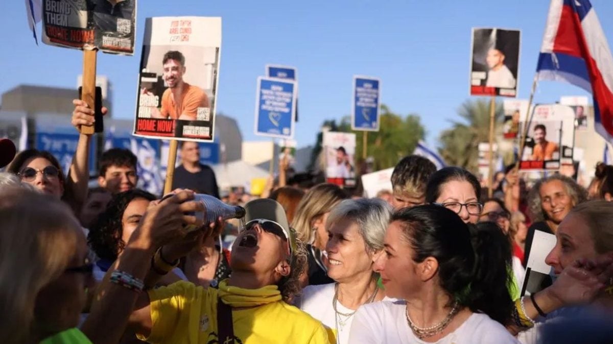 Izraelci slave na Trgu talaca u Tel Avivu uoči oslobađanja talaca koje Hamas drži u zatočeništvu, 13. listopada 2025., u sklopu sporazuma o prekidu vatre između Izraela i Hamasa.