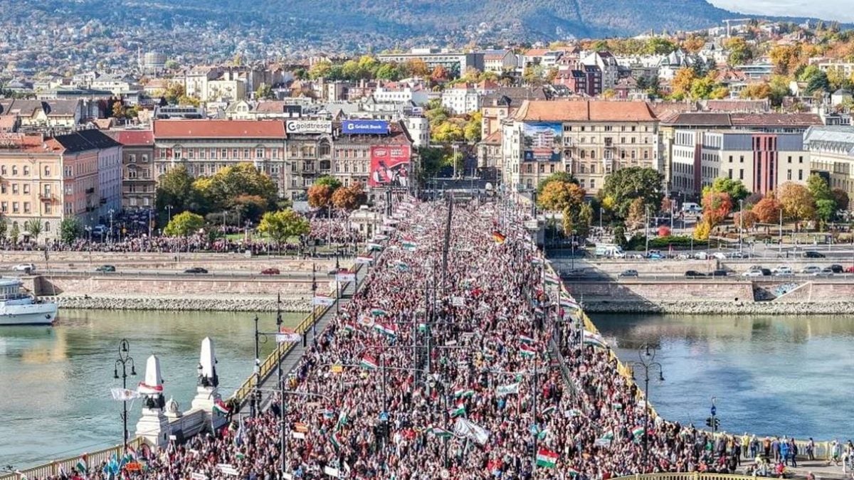 Sudionici Marša za mir prelaze Margitin most u Budimpešti tijekom obilježavanja 69. obljetnice mađarske revolucije 1956. godine, 23. listopada 2025.