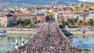 Sudionici Marša za mir prelaze Margitin most u Budimpešti tijekom obilježavanja 69. obljetnice mađarske revolucije 1956. godine, 23. listopada 2025.