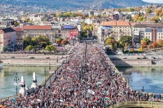 Sudionici Marša za mir prelaze Margitin most u Budimpešti tijekom obilježavanja 69. obljetnice mađarske revolucije 1956. godine, 23. listopada 2025.