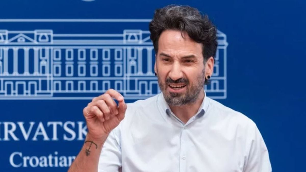 Saborski zastupnik Marin Miletić govori na konferenciji za medije u Hrvatskom saboru.