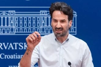 Saborski zastupnik Marin Miletić govori na konferenciji za medije u Hrvatskom saboru.