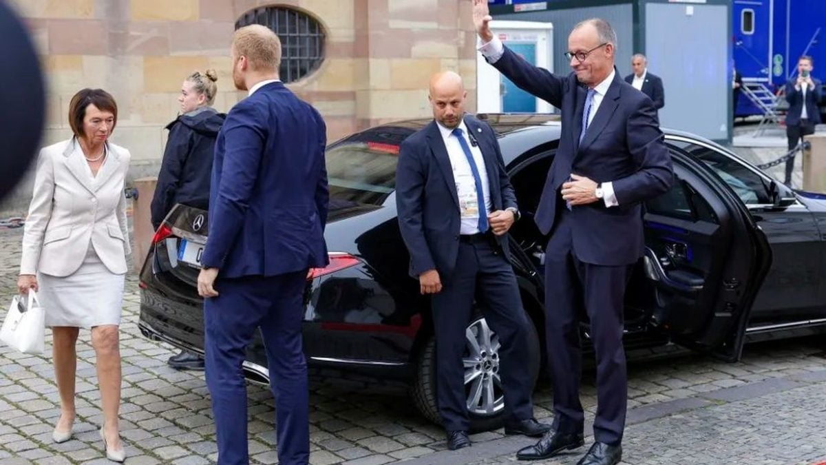 Njemački kancelar Friedrich Merz maše pri dolasku na ekumensku misu povodom Dana njemačkog jedinstva u Saarbrückenu 2025.