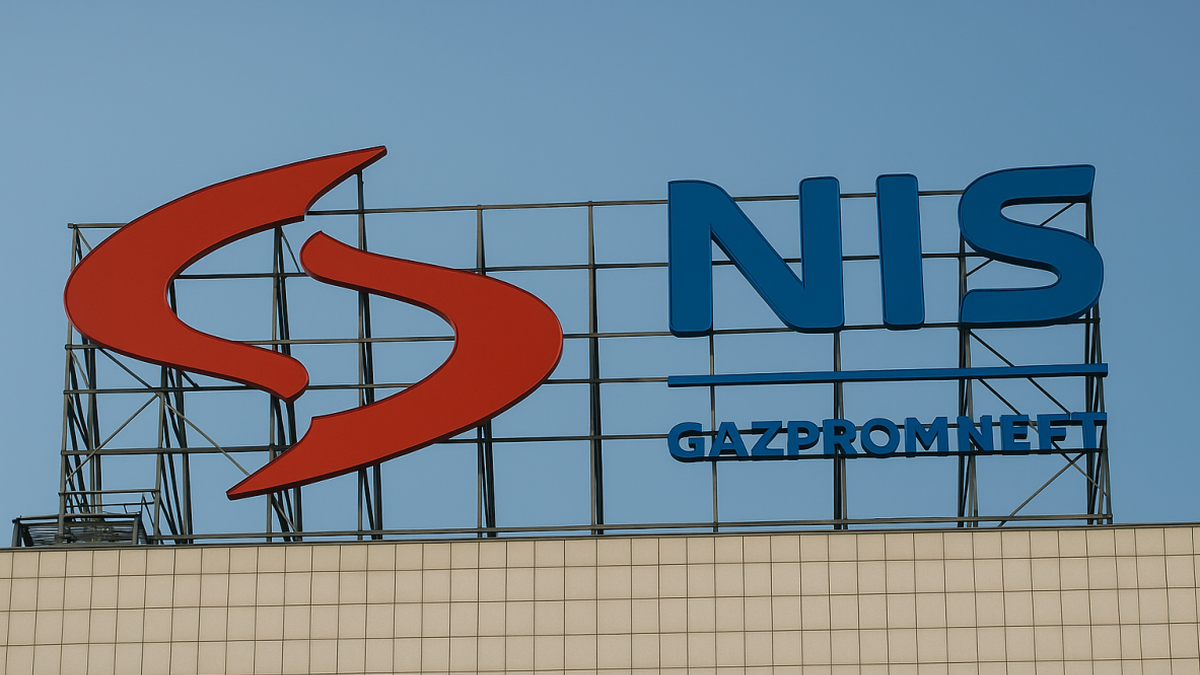Logotip NIS Gazprom Neft na zgradi u Beogradu.