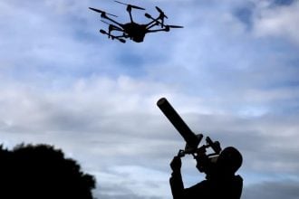 Hamburg, 26.09.2025 – Vojnik Bundeswehra koristi HP 47 uređaj za ometanje dronova tijekom vojne vježbe „Red Storm Bravo