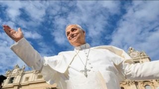 Papa Leon XIV. pozdravlja vjernike na Trgu svetog Petra, Vatikan 2025.