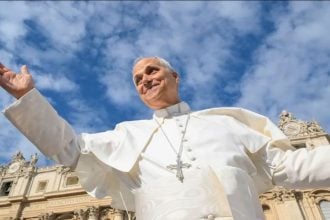 Papa Leon XIV. pozdravlja vjernike na Trgu svetog Petra, Vatikan 2025.