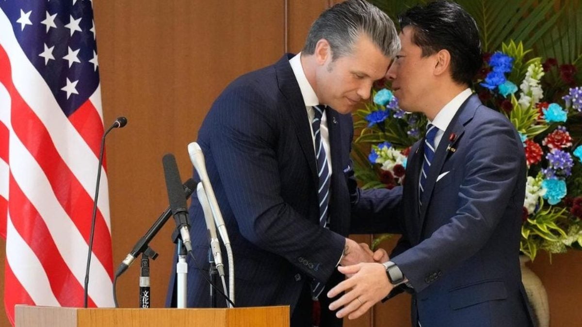 Japanski ministar obrane Shinjiro Koizumi i američki ministar obrane Pete Hegseth rukuju se nakon zajedničke konferencije za novinare u Tokiju, 29. listopada 2025.