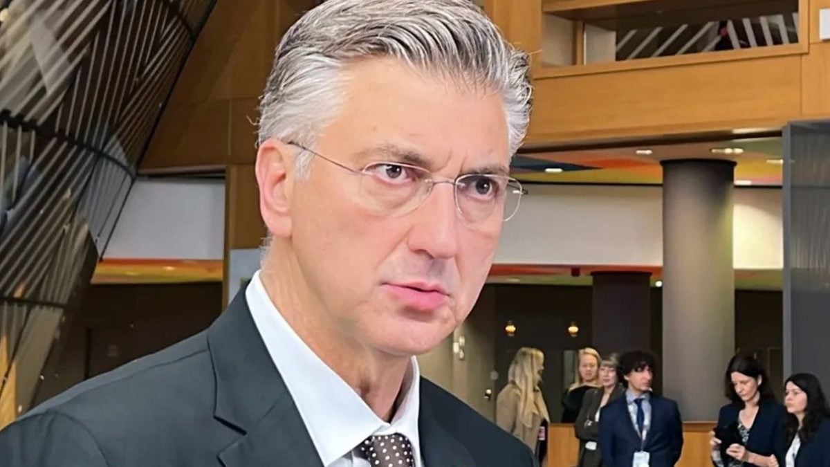 Andrej Plenković u Bruxellesu 23. listopada 2025. govori novinarima prije početka samita EU-a, najavljujući da će se sljedeće godine u Hrvatskoj održati tri velika međunarodna sastanka – Europske pučke stranke, EU MED 9 i Inicijative tri mora.