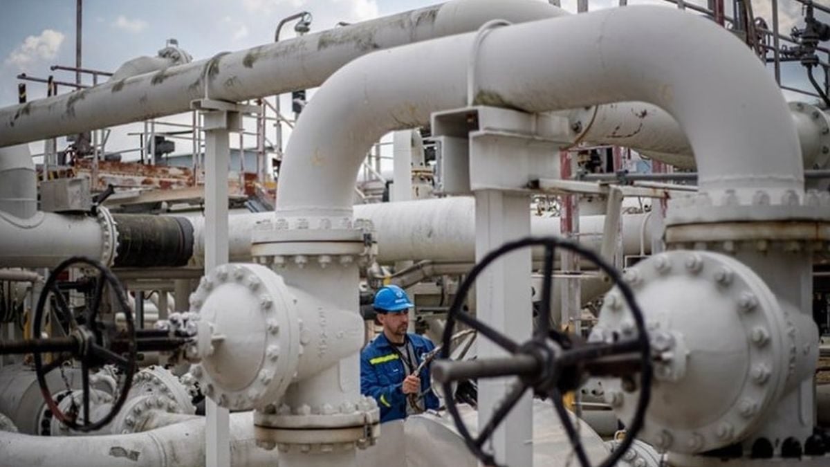 Radnik u plinskom postrojenju podešava ventil na velikom plinovodu – simbol europske energetske infrastrukture i procesa zabrane uvoza ruskog plina do 2027. godine.