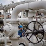 Radnik u plinskom postrojenju podešava ventil na velikom plinovodu – simbol europske energetske infrastrukture i procesa zabrane uvoza ruskog plina do 2027. godine.