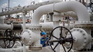 Radnik u plinskom postrojenju podešava ventil na velikom plinovodu – simbol europske energetske infrastrukture i procesa zabrane uvoza ruskog plina do 2027. godine.