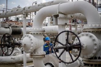 Radnik u plinskom postrojenju podešava ventil na velikom plinovodu – simbol europske energetske infrastrukture i procesa zabrane uvoza ruskog plina do 2027. godine.