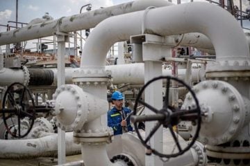 Radnik u plinskom postrojenju podešava ventil na velikom plinovodu – simbol europske energetske infrastrukture i procesa zabrane uvoza ruskog plina do 2027. godine.