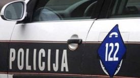 Policijsko vozilo u Bosni i Hercegovini s natpisom "Policija" i brojem za hitne pozive 122 na bočnoj strani auta.