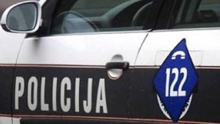 Policijsko vozilo u Bosni i Hercegovini s natpisom "Policija" i brojem za hitne pozive 122 na bočnoj strani auta.