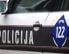 Policijsko vozilo u Bosni i Hercegovini s natpisom "Policija" i brojem za hitne pozive 122 na bočnoj strani auta.