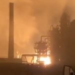 Dim i plamen uzdižu se nad gradom Rjazanom nakon noćnog napada ukrajinskih dronova 22. na 23. listopada 2023., koji je pogodio najveću rusku rafineriju Rosnjefta i izazvao požar na energetskim postrojenjima.