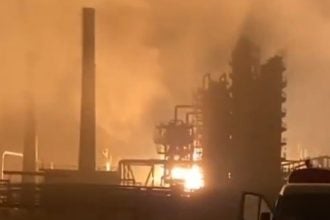 Dim i plamen uzdižu se nad gradom Rjazanom nakon noćnog napada ukrajinskih dronova 22. na 23. listopada 2023., koji je pogodio najveću rusku rafineriju Rosnjefta i izazvao požar na energetskim postrojenjima.