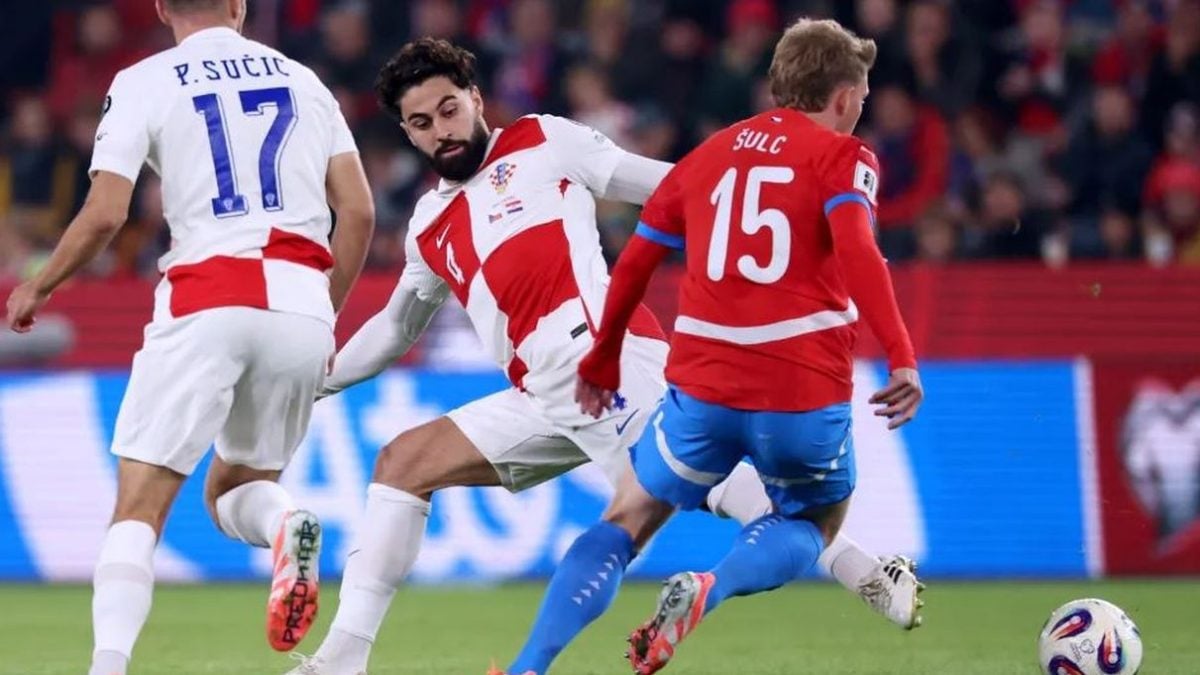 "Prag, 9. listopada 2025. – Kvalifikacijska utakmica za Svjetsko prvenstvo između Češke i Hrvatske na stadionu Fortuna Arena; u kadru Petar Sučić, Joško Gvardiol i Pavel Šulc u borbi za loptu."