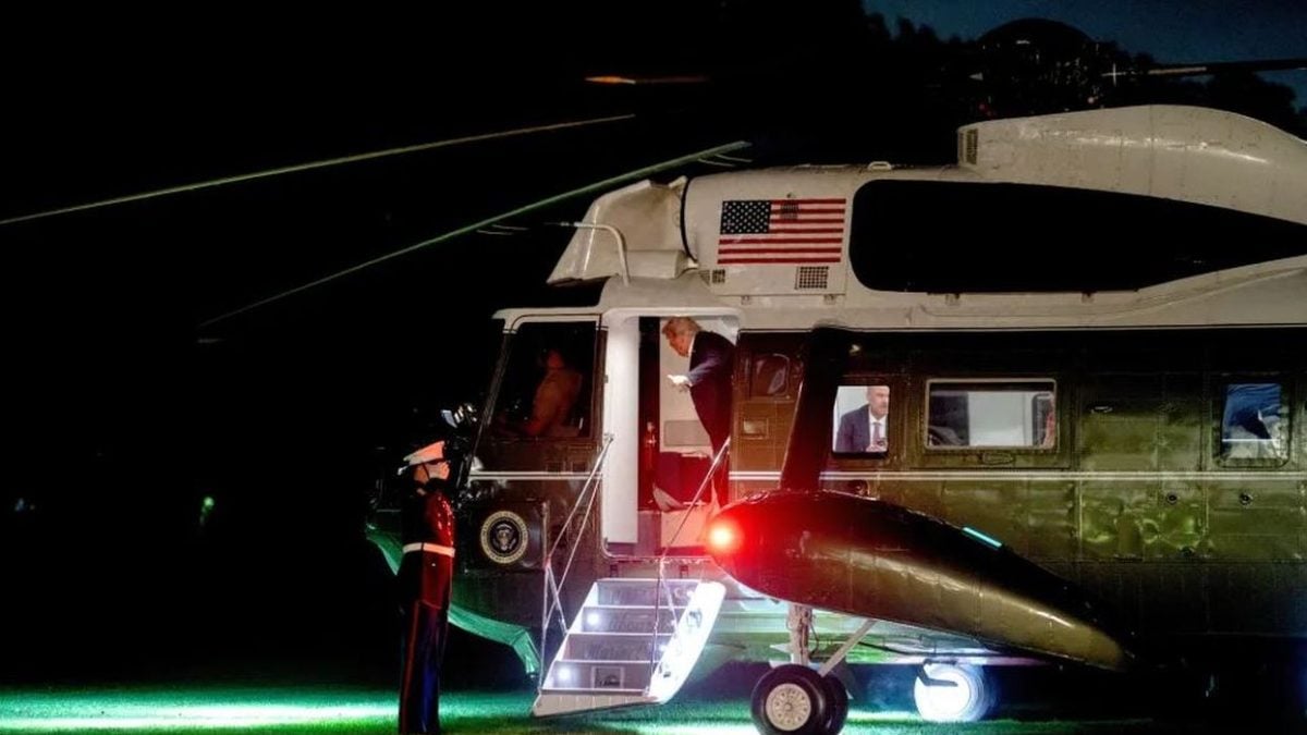 Donald Trump izlazi iz helikoptera Marine One na južnom travnjaku Bijele kuće nakon povratka iz Izraela i Egipta, 14. listopada 2025.