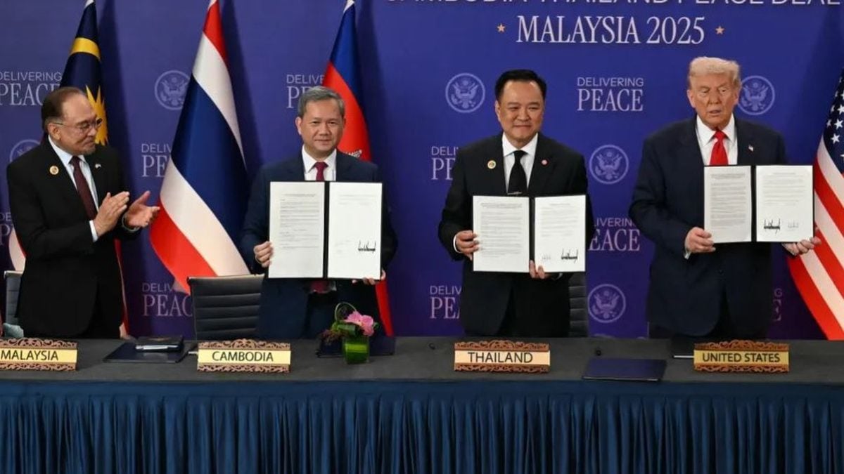 Premijeri Malezije, Kambodže i Tajlanda te predsjednik SAD-a Donald Trump tijekom svečanog potpisivanja sporazuma o prekidu vatre između Tajlanda i Kambodže na summitu ASEAN-a u Kuala Lumpuru 2025.