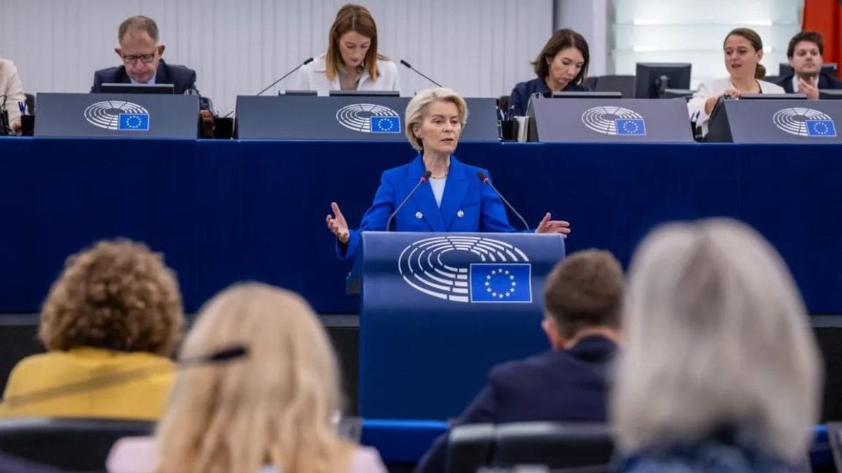 Ursula von der Leyen govori u Europskom parlamentu tijekom rasprave o ruskim kršenjima zračnog prostora i infrastrukture Europske unije u Strasbourgu, 8. listopada 2025.