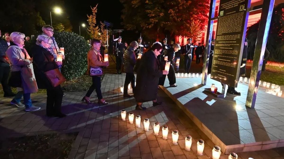 Vukovar, 13. listopada 2025. – Polaganje vijenaca i paljenje svijeća ispred Spomen obilježja za 97 policajaca poginulih i nestalih u Domovinskom ratu, uz nazočnost državnog tajnika Tomislava Bilandžića i ravnatelja policije Nikole Miline.