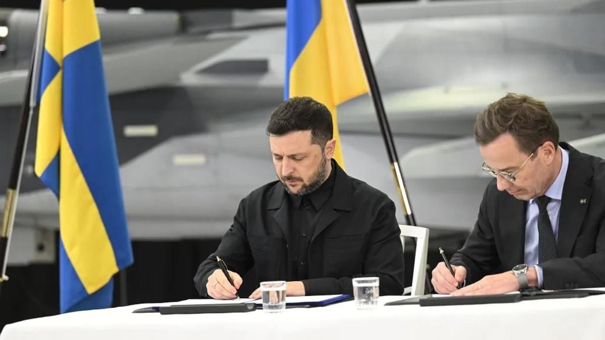Ulf Kristersson i Volodimir Zelenski potpisuju deklaraciju o namjeri tijekom sastanka u tvrtki Saab u Linköpingu, Švedska, 22. listopada 2025.