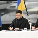 Ulf Kristersson i Volodimir Zelenski potpisuju deklaraciju o namjeri tijekom sastanka u tvrtki Saab u Linköpingu, Švedska, 22. listopada 2025.