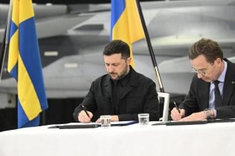 Ulf Kristersson i Volodimir Zelenski potpisuju deklaraciju o namjeri tijekom sastanka u tvrtki Saab u Linköpingu, Švedska, 22. listopada 2025.