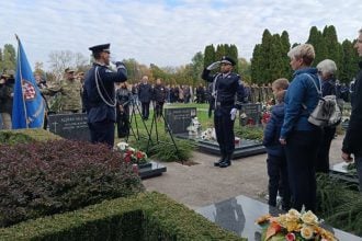 Vukovar, 16. listopada 2024. – Obitelj Zadro na Memorijalnom groblju žrtava Domovinskog rata tijekom obilježavanja 33. godišnjice pogibije heroja Blage Zadre i Alfreda Hilla, uz sudjelovanje gradonačelnika Ivana Penave.