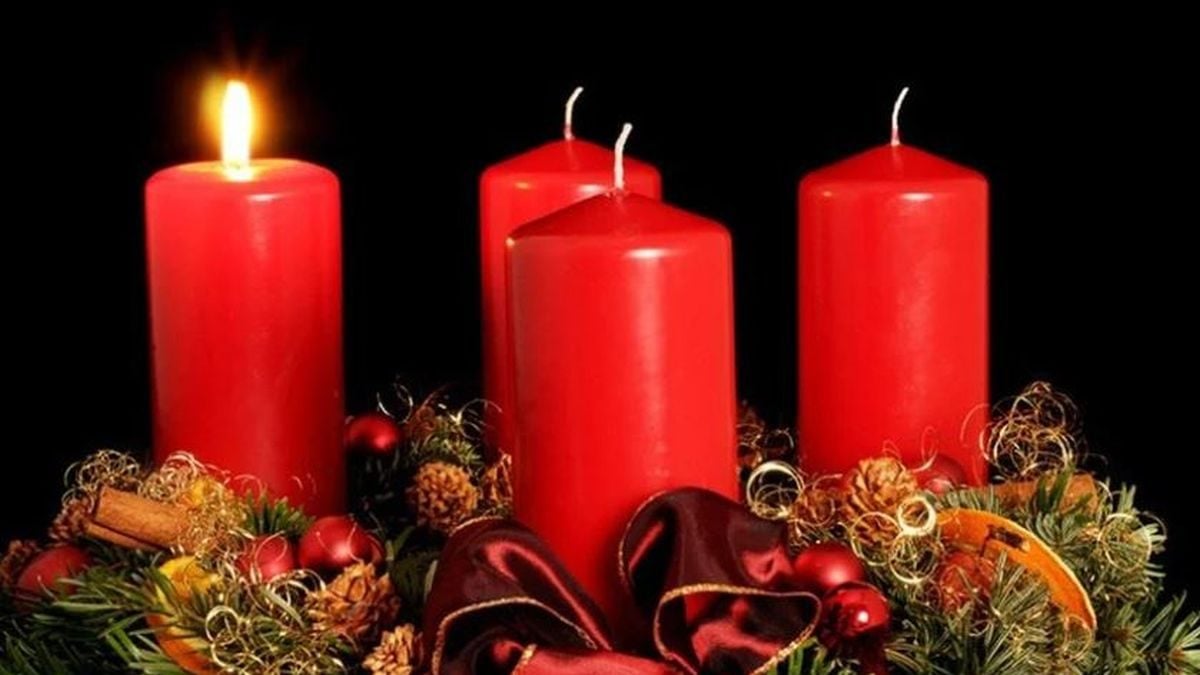 Adventski vijenac s upaljenom prvom svijećom