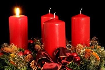 Adventski vijenac s upaljenom prvom svijećom