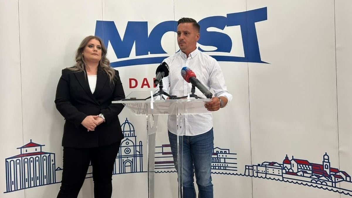 Lea Dujić Rodić iz Mosta Omiš i saborski zastupnik Ante Kujundžić predstavljaju prijedloge strožih pravila za električne romobile tijekom konferencije u Splitu 26. kolovoza 2025.