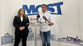 Lea Dujić Rodić iz Mosta Omiš i saborski zastupnik Ante Kujundžić predstavljaju prijedloge strožih pravila za električne romobile tijekom konferencije u Splitu 26. kolovoza 2025.