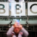 BBC Broadcasting House u Londonu, dok Trump prijeti tužbom protiv BBC-ja zbog navodnog iskrivljavanja njegova govora.