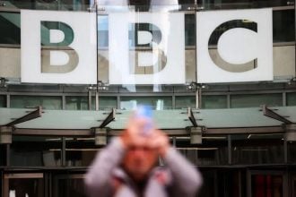 BBC Broadcasting House u Londonu, dok Trump prijeti tužbom protiv BBC-ja zbog navodnog iskrivljavanja njegova govora.