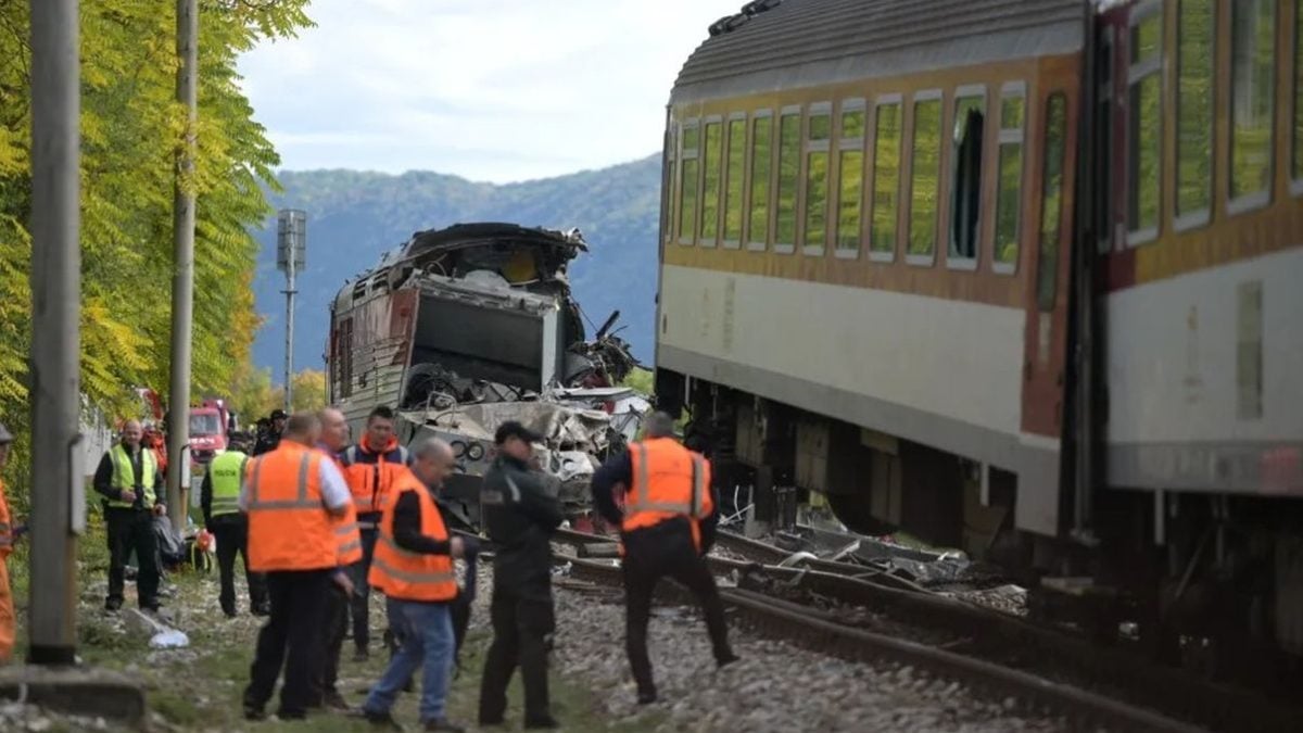 Spasioci na mjestu željezničke nesreće kod sela Jablonov nad Turnou u Slovačkoj, gdje je više desetaka osoba ozlijeđeno u sudaru vlakova.