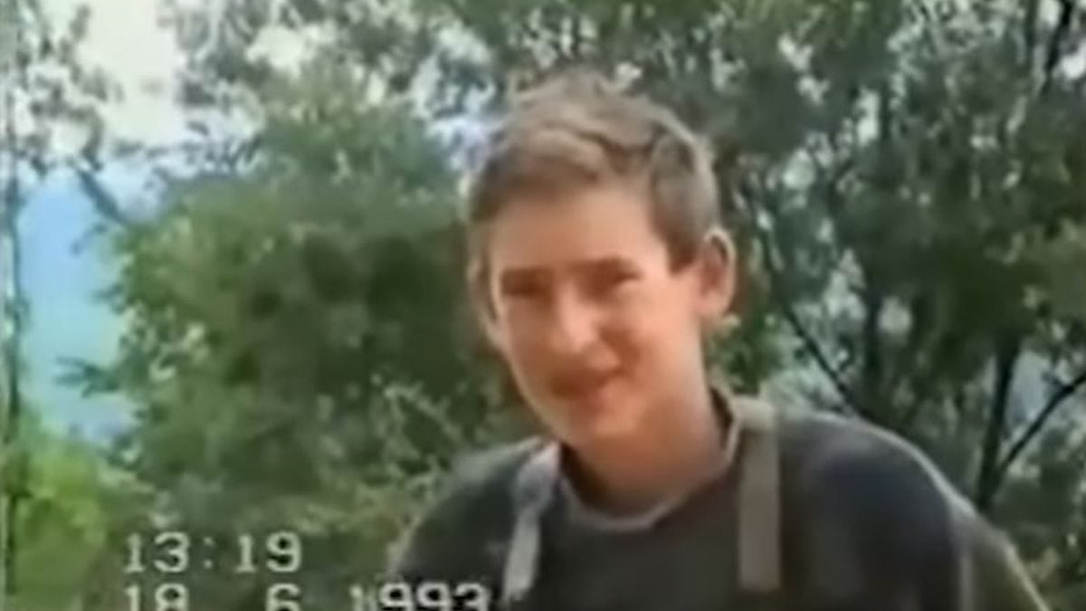 Miroslav Brizar Henkel kao četrnaestogodišnjak na prvoj crti obrane svog sela u Rami, dok mu majka mijenja okvire puške, poznata ratna snimka iz 1993. godine.