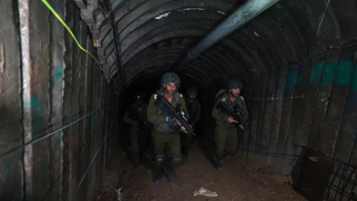 Izraelski vojnici s oružjem pretražuju uski podzemni tunel koji koristi Hamas.